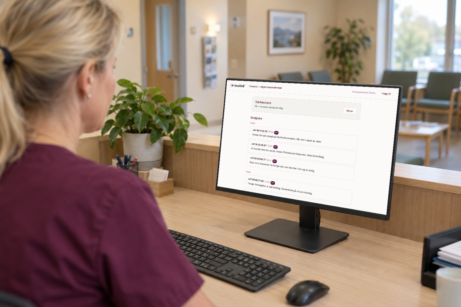 Helsesekretær ved skjermen med HealthB Connect åpen